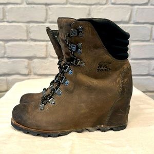 Sorel Conquest lace up boot